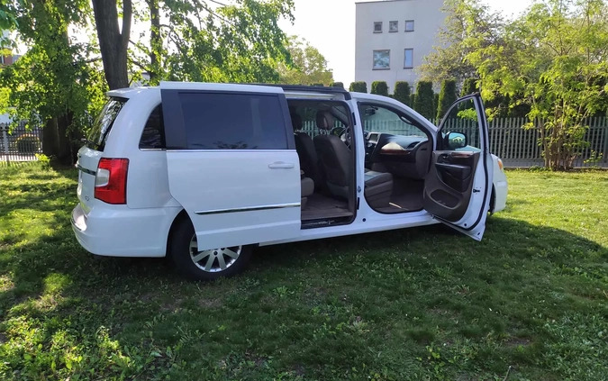 Chrysler Town &amp; Country cena 61850 przebieg: 230000, rok produkcji 2016 z Siedlce małe 56